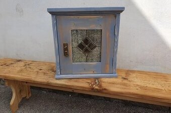 STAROŽITNÁ ZÁVĚSNÁ SKŘÍNKA V PATINĚ PO RENOVACI