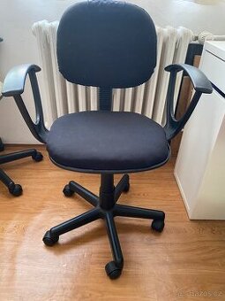 Otočná židle černá