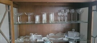 Sada starožitného nádobí z broušeného skla