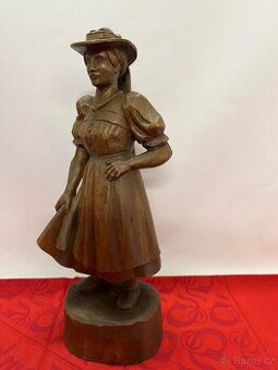 Stará, dřevěná socha, žena v kroji