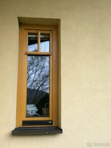 2 malá dřevěná euro okna