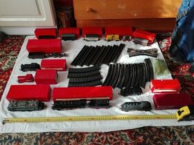 Kolekce lokomotiv, vagonů, bakelitových kolejích, krabičky