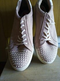 starorůžové boty s perličkami
