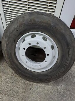 2 vodicí kola 295/80 R 22,5"