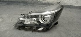 Toyota Yaris přední svetlo
