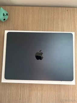 Prodám MacBook Air 13” M3 8GB / 256GB – Midnight