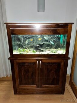 Akvárium se skříní a příslušenstvím