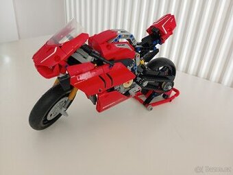 LEGO Technic 42107 Ducati Panigale V4 R