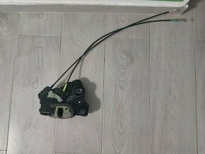 Zámek prave přední dveře toyoya avensis t 25