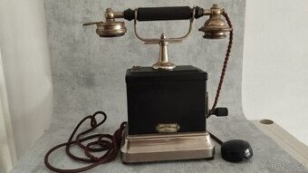 Krásný prvorepublikový starý telefon na kliku, štítek Praha