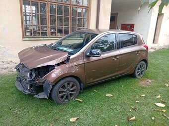 Prodám Hyundai i20 rv:2014 HAVAROVANÉ
