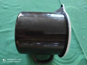 Plechový hrnek s nálevkou