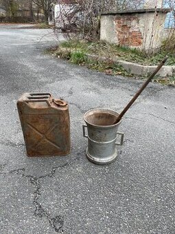 Starý obří litinový moždíř