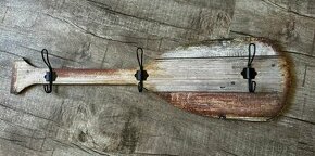 Věšák ve tvaru pádla