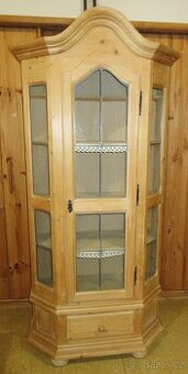 Vitrína z borovice z masivu - Výborný stav
