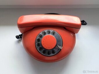Různé starožitné telefony