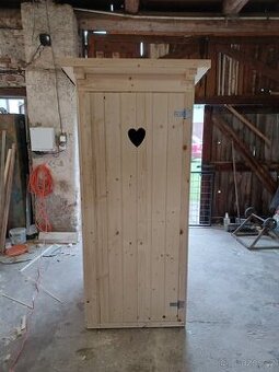 Kadibudka se záchodovým prkénkem