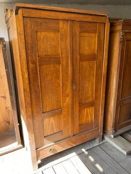 Secesní masivní skříň