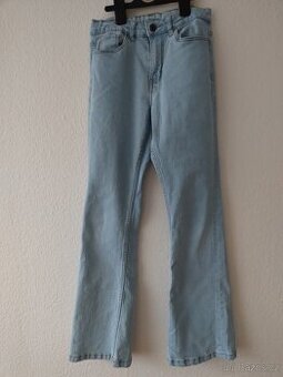 26) džíny světlé modré, nohavice do zvonu