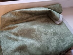 Zelená látka se stříbrnou nitkou metráž