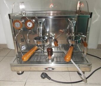 Profi kávovar s krásným designem (dřevo-nerez)