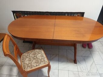 Velký jídelní stůl