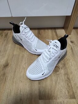 Krásné bílé Nike boty 270