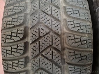 1x KUSOVKA 215/55/16 Pirelli Zimní 7 mm