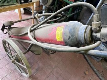 Starý hasicí přístroj .co2