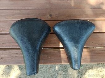 SEDLA NA KOLO - RETRO