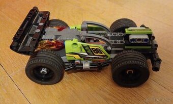 LEGO Technic 42072 – závodní auto, sestavené