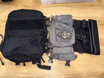 Chest rig, batoh, odhazovák