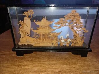 VINTAGE ČÍNSKÁ DIORAMA KORKOVÁ ŘEZBA SKLENĚNÁ VITRÍN