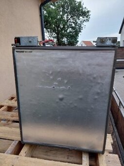 karavan lednice, dřez a lišta