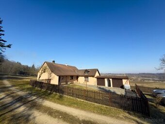 Prodej samostatně stojícího rodinného domu s rozlehlým pozem
