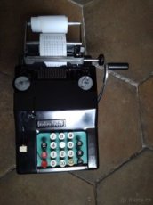 Starožitný sečítací stroj s tiskem.