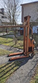 Elektrický vysokozdvižný paletový vozík