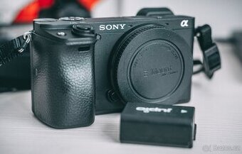 SONY A6400 - kompletní balení, 13 500 snímků, SD 64GB