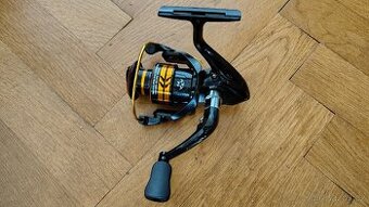 🎣 Rybářský naviják 2000 – kompaktní, hladký chod, Nový.