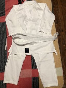 Prodám judo kimono, velikost 210. Použité několikrát.