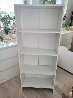 Pěkná bílá knihovna výška 142cm
