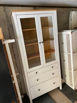 Vitrína IKEA Hemnes - bíl- mořidlo/antik