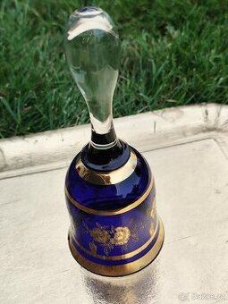 SKLENĚNÝ ZVONEK Z MODRÉHO SKLA SE ZLATÝMI MOTIVY