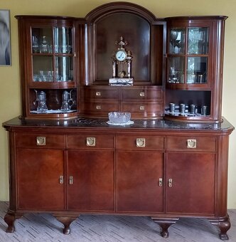 Starožitný obývací pokoj – intarzie, mramor, rozkládací stůl