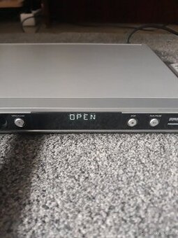 DVD  PŘEHRAVAČ  ZN.  MAGNAVOX  S  OVLADAČEM