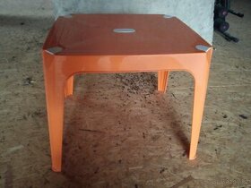 Plastový stoleček a židlička