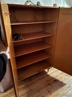 Retro vintage policová skříň – zdarma za odvoz Kadaň