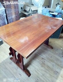 Stůl jidelni