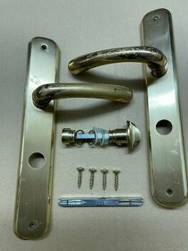 3x Dveřní kování (štítky a kliky) na WC