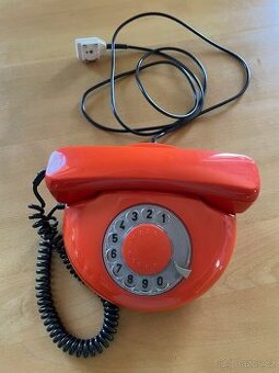 Telefon Teslla Stropkov retro oranžový socialismus